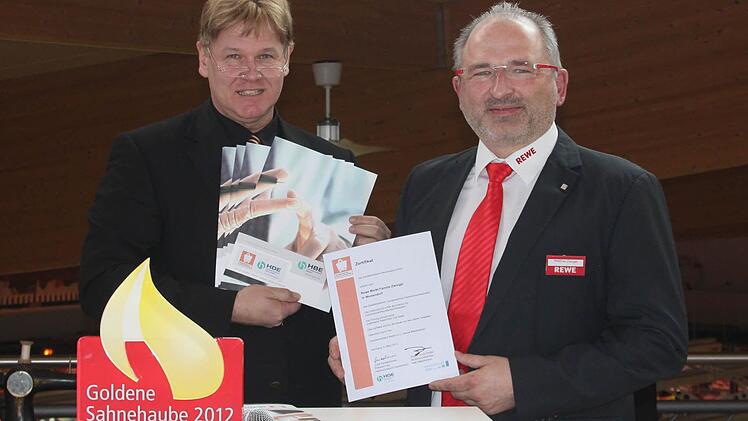 Jürgen Horst Dörfler (l.) übergab das Zertifikat an Matthias Zwingel.