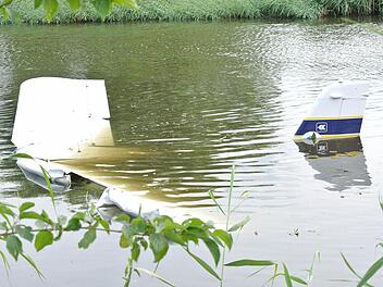 Das traurige Ende eines Ultraleichtfliegers. Im Sichelsee bei Augsfeld versank das Fluggerät am Sonntagabend nach einem missglückten Landemanöver.