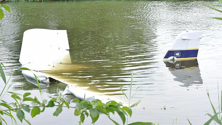 Das traurige Ende eines Ultraleichtfliegers. Im Sichelsee bei Augsfeld versank das Fluggerät am Sonntagabend nach einem missglückten Landemanöver.