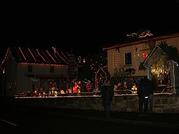 Das Lichterhaus in Premich erstrahlt auch heuer wieder. Irmgard Reith spendet das Geld aus dem Verkauf von Essen und Glühwein für die Behindertenarbeit des Roten Kreuzes. Fotos: Gabriele Sell