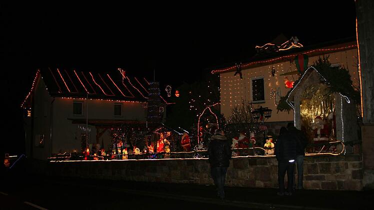 Das Lichterhaus in Premich erstrahlt auch heuer wieder. Irmgard Reith spendet das Geld aus dem Verkauf von Essen und Glühwein für die Behindertenarbeit des Roten Kreuzes. Fotos: Gabriele Sell