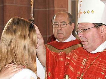 Bischof Wilmar Santin aus Brasilien spendete Jugendlichen in Ebern die Firmung. Im Hintergrund Pater Richard Pfletschinger. Foto: Katharina Becht