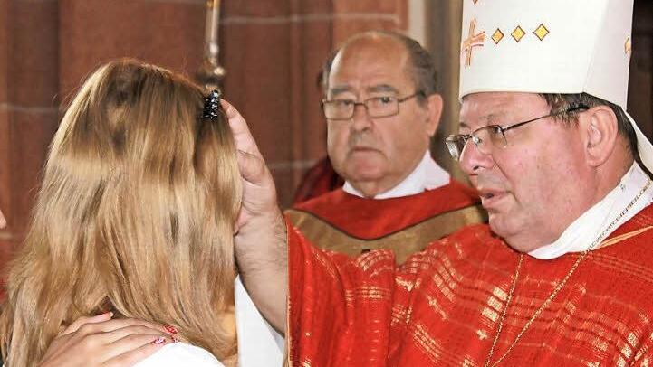 Bischof Wilmar Santin aus Brasilien spendete Jugendlichen in Ebern die Firmung. Im Hintergrund Pater Richard Pfletschinger. Foto: Katharina Becht