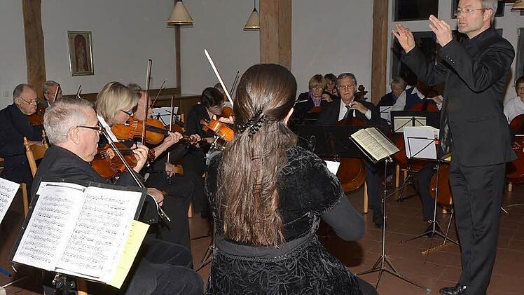Zu Beginn des Konzerts spielten alle Kursteilnehmer gemeinsam als Streichorchester. Foto: Roland Meister