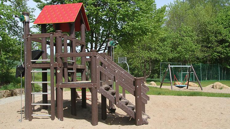 Klettergerüst, Schaukel, Rutsche und Spielfelder mit Ballfangzaun - auch an den Außenanlagen hat sich viel getan.