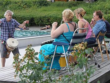 Bei seinem Flashmob im Freibad zeigte das Trommelensemble, was es kann. Fotos: Tina Meier
