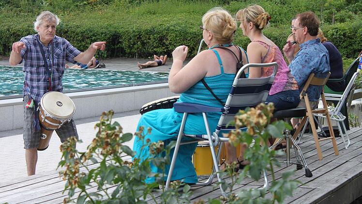 Bei seinem Flashmob im Freibad zeigte das Trommelensemble, was es kann. Fotos: Tina Meier