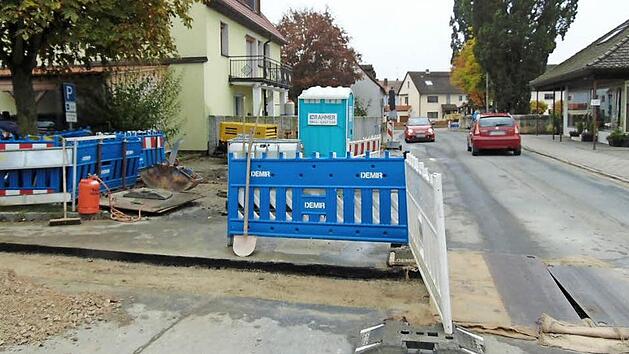 Die ohnehin schmale Friedhofstraße wird durch die Baustelle noch enger. Eine Ampel regelt den Verkehr, der sich häufig bis zum Erleinhofer Tor beziehungsweise am Forchheimer Tor staut. Foto: Petra Malbrich