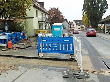 Die ohnehin schmale Friedhofstraße wird durch die Baustelle noch enger. Eine Ampel regelt den Verkehr, der sich häufig bis zum Erleinhofer Tor beziehungsweise am Forchheimer Tor staut. Foto: Petra Malbrich