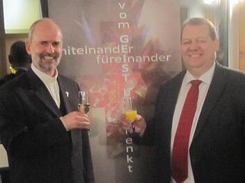 Bürgermeister Bernold Martin und Pfarrer Armin Haas vor dem Banner mit dem Jahresmotto der Pfarrgemeinde. Das Motto "miteinander - füreinander" passte gut zum Anlass des Neujahrsempfangs.  Foto: Oswald Türbl