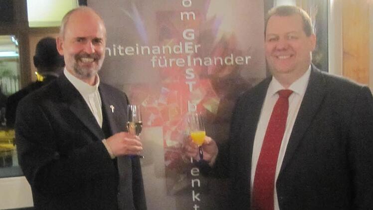 Bürgermeister Bernold Martin und Pfarrer Armin Haas vor dem Banner mit dem Jahresmotto der Pfarrgemeinde. Das Motto "miteinander - füreinander" passte gut zum Anlass des Neujahrsempfangs.  Foto: Oswald Türbl