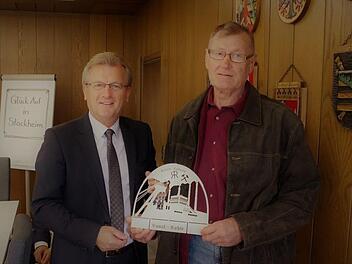 Arbeitskreisleiter Dieter Pröve (rechts) aus Recklinghausen überreichte an Bürgermeister Rainer Detsch einen Schwibbogen, der die Zeche König Ludwig symbolisiert. Foto: Gerd Fleischmann