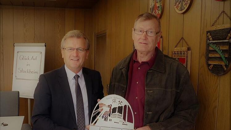 Arbeitskreisleiter Dieter Pröve (rechts) aus Recklinghausen überreichte an Bürgermeister Rainer Detsch einen Schwibbogen, der die Zeche König Ludwig symbolisiert. Foto: Gerd Fleischmann