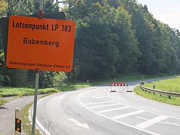Der Abzweig auf nach Ebing existiert nicht mehr. Auf der Straße zwischen Zapfendorf und Breitengüßbach wurde die Markierung schon übermalt. Doch frei für den Verkehr ist die Strecke immer noch nicht. Frühestens im November soll es so weit sein.  Fotos: Matthias Einwag
