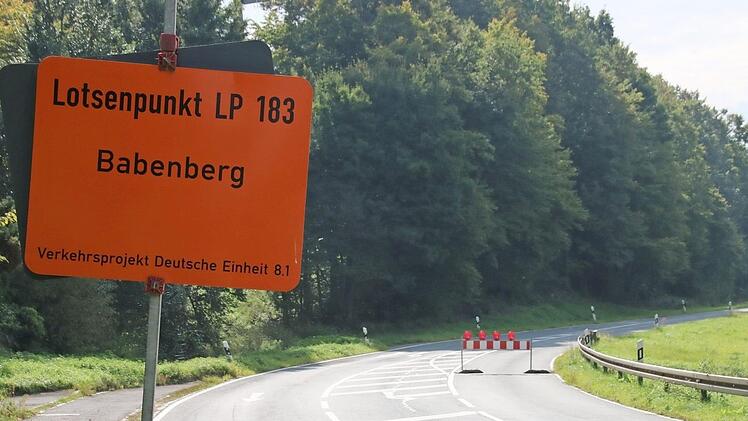 Der Abzweig auf nach Ebing existiert nicht mehr. Auf der Straße zwischen Zapfendorf und Breitengüßbach wurde die Markierung schon übermalt. Doch frei für den Verkehr ist die Strecke immer noch nicht. Frühestens im November soll es so weit sein.  Fotos: Matthias Einwag