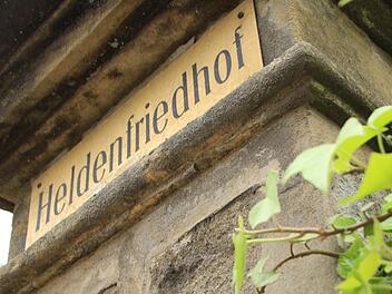 Der Höchstadter Klaus Strienz wünscht sich eine  Debatte über die Form der Erinnerung an die Kriegstoten auf dem  "Heldenfriedhof". Er findet den Begriff des "Helden" unpassend. Foto: Christian Bauriedel