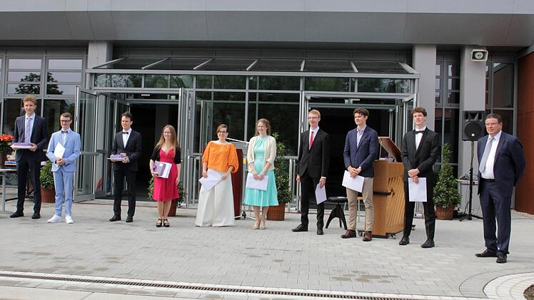 Neun junge Leute absolvierten ihr Abitur mit einem Schnitt von 1,3 oder besser. Foto: Kolja Lücking