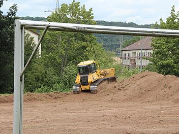 Blick durchs Fußballtor: Der Sportplatz auf dem Bundeswehrgelände und der Sportplatz neben der Alten Kaserne werden zurzeit neu angelegt. Aus "Kartoffeläckern" sollen so Rasenplätze entstehen, die professionellen Ansprüchen genügen. Fotos: Eckehard Kiesewetter