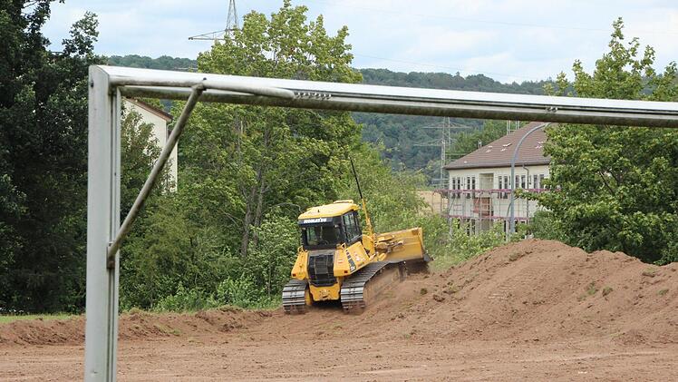 Blick durchs Fußballtor: Der Sportplatz auf dem Bundeswehrgelände und der Sportplatz neben der Alten Kaserne werden zurzeit neu angelegt. Aus "Kartoffeläckern" sollen so Rasenplätze entstehen, die professionellen Ansprüchen genügen. Fotos: Eckehard Kiesewetter