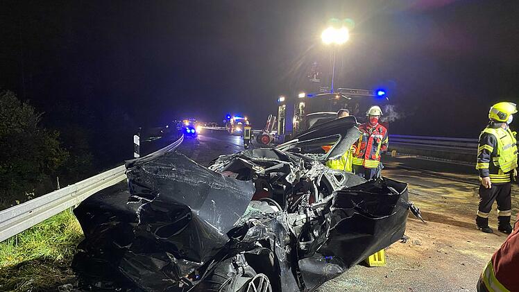 Bei einem schweren Unfall am Freitagabend (23. Oktober 2020) ist  22-jähriger Autofahrer auf der A7 in Unterfranken lebensgefährlich verletzt worden.