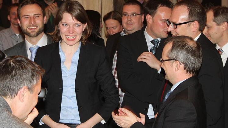 Emmi Zeulner - links daneben ihr Freund Frederik Seidel - kann es gar nicht fassen, dass sie von der Mehrheit der Delegierten zur Direktkandidatin der CSU nominiert worden ist.