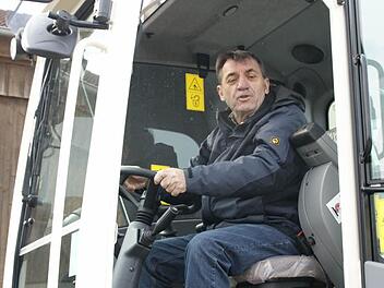 "Sicher keine Fehlinvestition" sei der neue Bagger für den Bauhof, betonte Bürgermeister Oskar Ebert. Natürlich prüfte er das neue Großgerät gleich auf Herz und Nieren.