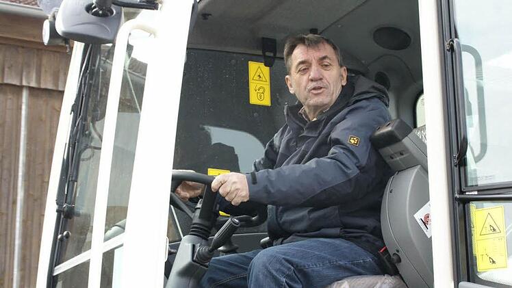 "Sicher keine Fehlinvestition" sei der neue Bagger für den Bauhof, betonte Bürgermeister Oskar Ebert. Natürlich prüfte er das neue Großgerät gleich auf Herz und Nieren.