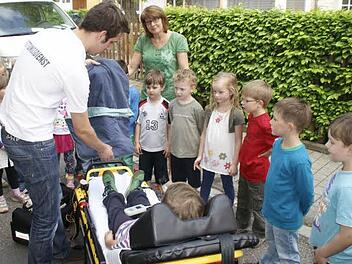 Die Eltmanner Kinder schauen zu, wie Hennes das EKG angelegt wird. Foto: Sabine Weinbeer