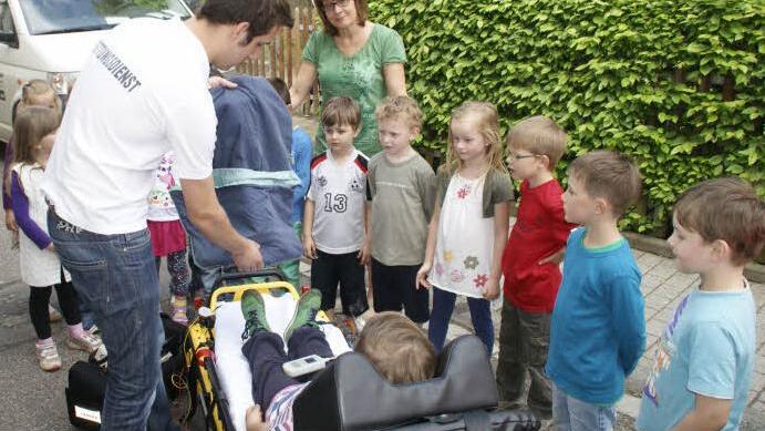 Die Eltmanner Kinder schauen zu, wie Hennes das EKG angelegt wird. Foto: Sabine Weinbeer