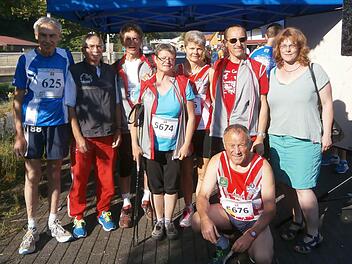 Gerhard Schumm (von links) und Peter Fischer vom TV mit den Läufern aus Ancenis: Pierre Raitiere, Odile Bouscaud, Christine Dupas und Jacki Taunay. Rechts stehen Gastmutter Barbara Glanz und Claude Dupas. Foto: privat