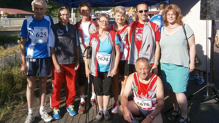 Gerhard Schumm (von links) und Peter Fischer vom TV mit den Läufern aus Ancenis: Pierre Raitiere, Odile Bouscaud, Christine Dupas und Jacki Taunay. Rechts stehen Gastmutter Barbara Glanz und Claude Dupas. Foto: privat