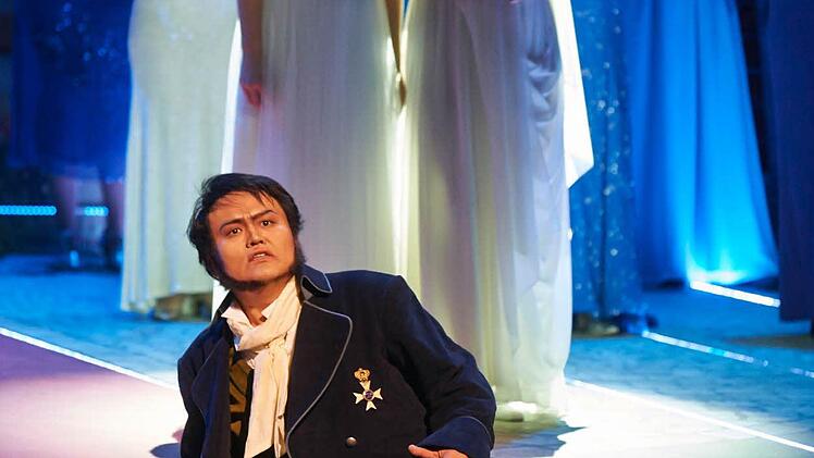 Szene aus der Ouvertüre mit Arindal alias Richard Wagner ( Charles Kim), den kommerzorientierten Festspielleiterinnen Zemina (Gesche Geier) und Farzana (Vera Egorova) und Festspielbesucherinnen.