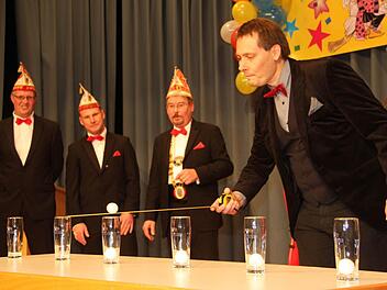 Bürgermeister Roland Wolfrum zirkelte einen Tischtennisball nach dem anderen ins Glas - da wurden Herausforderer und FG-Präsident Andy Sesselmann und Elferratsteam ganz blass. Foto: Sonja Adam