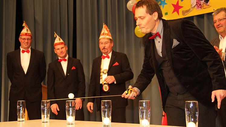 Bürgermeister Roland Wolfrum zirkelte einen Tischtennisball nach dem anderen ins Glas - da wurden Herausforderer und FG-Präsident Andy Sesselmann und Elferratsteam ganz blass. Foto: Sonja Adam