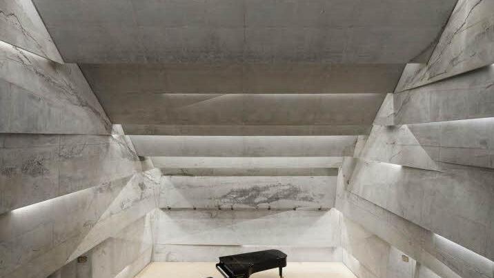 Lichtbänder zwischen den Betonscheiben.