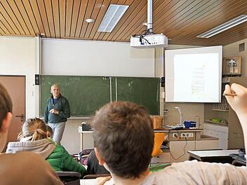 Schüler wie die der Klasse 7c können sich am Frobenius-Gymnasium nun für die verlängerte Mittelstufe entscheiden. Foto: Arkadius Guzy