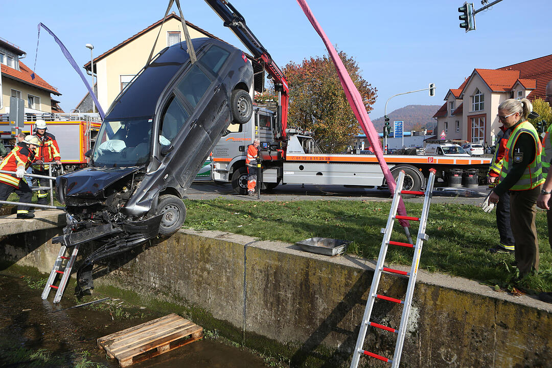Auto landet im Bach