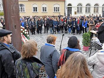 Arieh Rudolph (rechts am Pult) war einer der Redner, der zum Nachdenken aufrief.  Foto: Ronald Rinklef