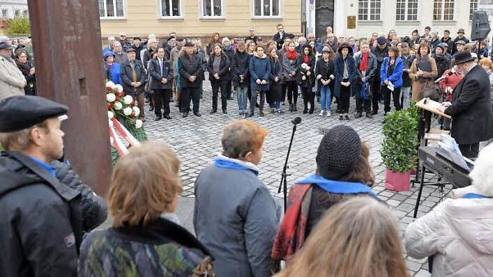 Arieh Rudolph (rechts am Pult) war einer der Redner, der zum Nachdenken aufrief.  Foto: Ronald Rinklef