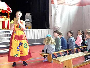 Die Händlerin der Worte begeisterte mit ihren Wortzaubereien die Schüler der Grund-und Mittelschule Pressig.  Foto: Karl-Heinz Hofmann