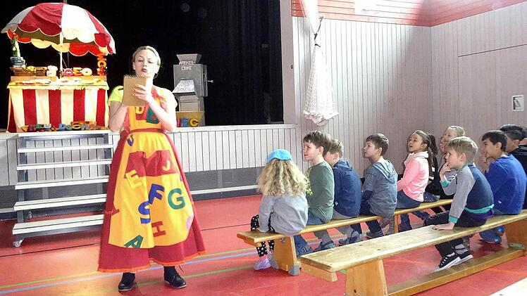 Die Händlerin der Worte begeisterte mit ihren Wortzaubereien die Schüler der Grund-und Mittelschule Pressig.  Foto: Karl-Heinz Hofmann