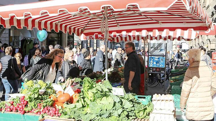 Auch die Markthändler hatten ihre Stände geöffnet. Die Geschäftsleute in Bamberg haben die Wahl, ob sie sich an dem Aktionstag beteiligen wollen. Er soll ein Ausrufezeichen gegen den Internethandel sein. Foto: RiegerPress