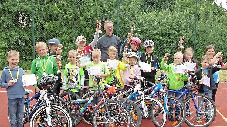 ADAC-Fahrradreferent Dieter Tenschert (Mitte) mit den in Sonnefeld erfolgreichen Meistern auf zwei Rädern  Foto: Klaus Oelzner