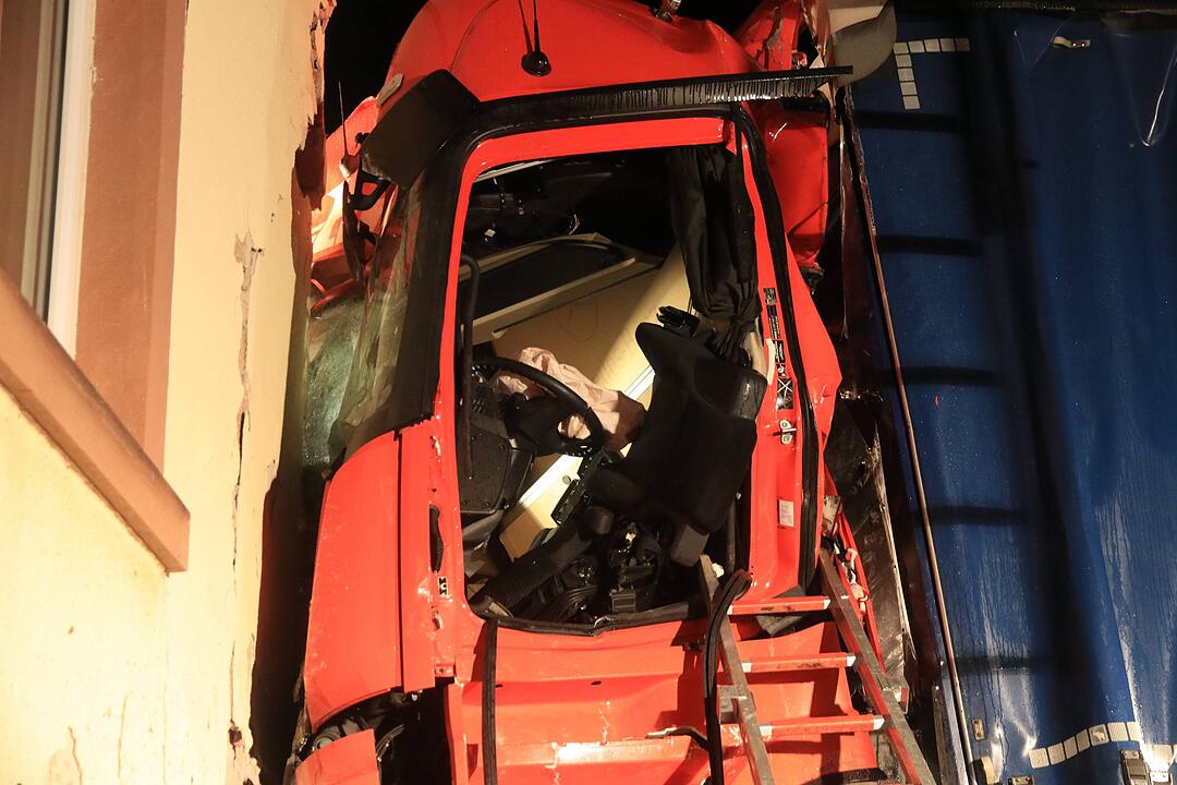 Unterfranken: Sattelzug kracht frontal in Wohnhaus - Fahrer eingeklemmt und schwer verletzt