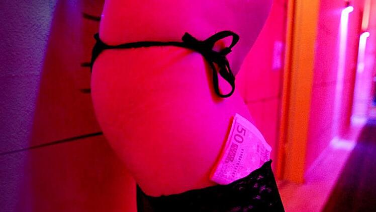 Ermittler haben einen entscheidenden Schlag gegen Zwangsprostitution in Deutschland gelandet. Hunderte Menschen aus einem kriminellen Netzwerk wurde bei Razzien in Hessen festgenommen. Wie funktionierte das System der Kriminellen? Foto: Patrick Seeger/dpa