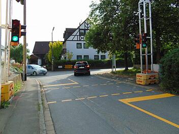 Die Behelfsampel in Rosenbach an der Abzweigung nach Weiher (links) und Marloffstein (rechts) Foto: Petra Malbrich