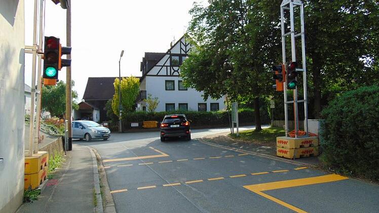 Die Behelfsampel in Rosenbach an der Abzweigung nach Weiher (links) und Marloffstein (rechts) Foto: Petra Malbrich