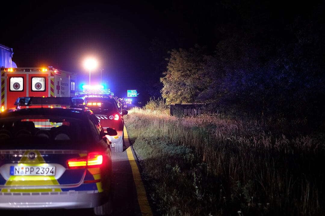 Feuerwehrleute werden zu Fußgängern auf der Autobahn - und bleiben dennoch stecken