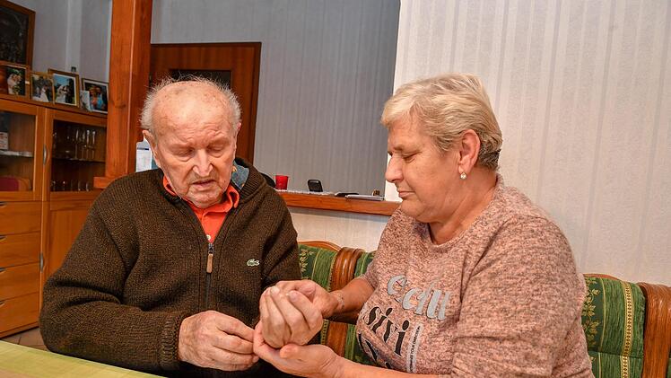 Kochen, putzen, Blutdruck messen: Barbara ist 24 Stunden am Tag für Georg Schober da. Dafür wohnt die Polin mit in der Wohnung.  Foto: Ronald Rinklef