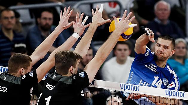 Irfan Hamzagic (rechts) brachte noch die beste Leistung in einem schlechten Heimspiel der Heitec-Volleyballer gegen den TV Rottenburg. Foto: Daniel L&ouml;b